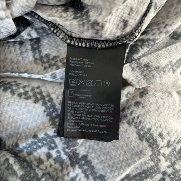 H&M Patterned Button Up - Picture 5 of 5